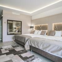 Două paturi alăturate cu tăblii tapițate, lângă fereastră
 — Junior Suite 4★ Superior cu balcon
