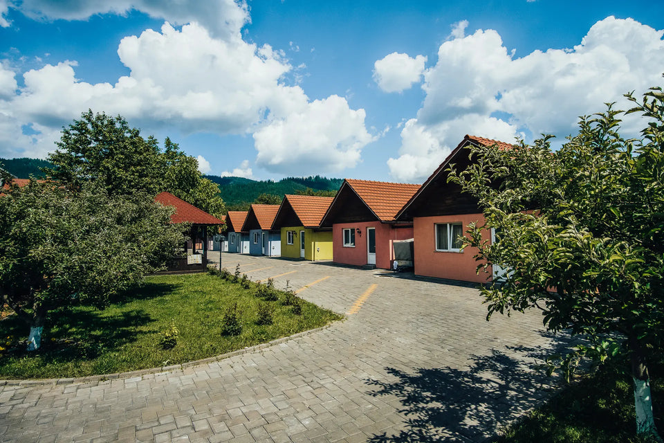 Alee pavată între bungalowurile complexului Eden și spațiile verzi