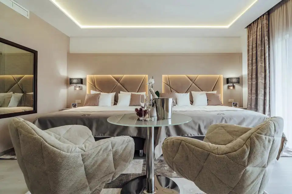 Cameră la Hotel Eden Garden & Spa, cu două paturi, două fotolii și măsuță lângă fereastră